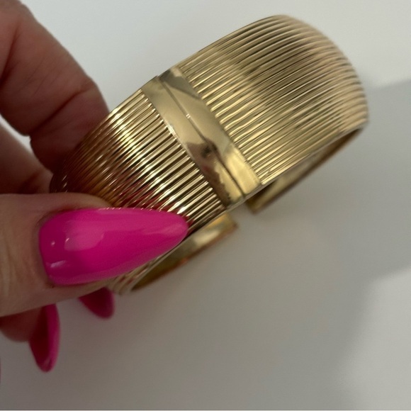 Vintage gold tone unsigned clamper bracelet - Picture 7 of 10